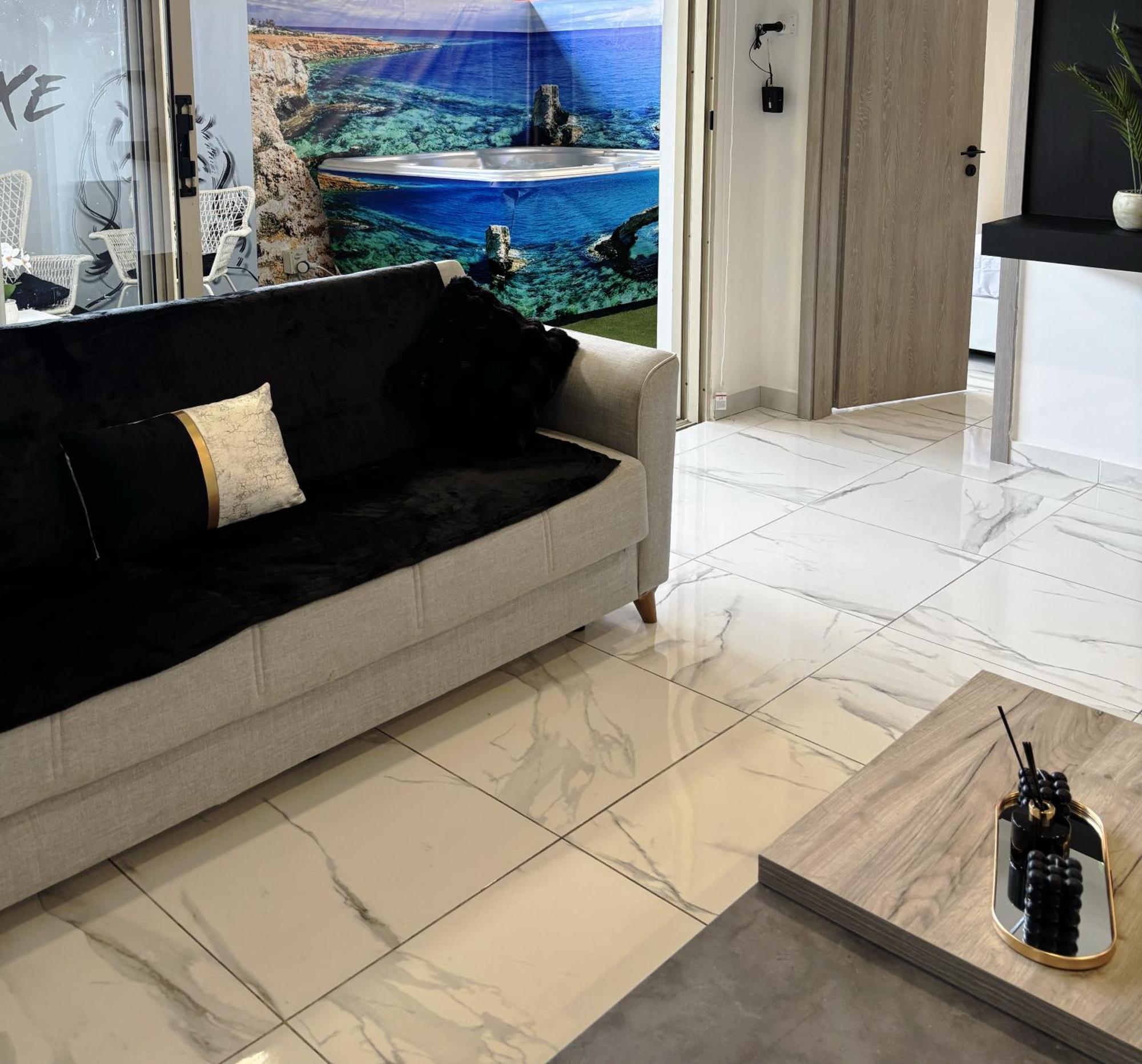 Sant Central Deluxe Apartments Айя Напа Екстериор снимка